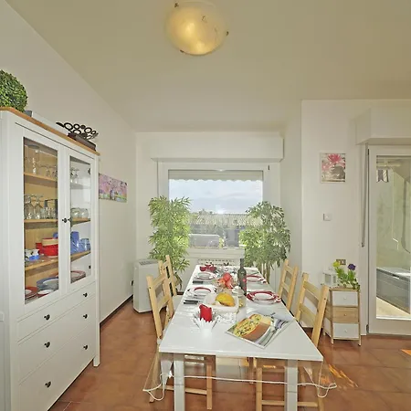Petronella - Gardagate Apartment *