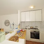 Petronella - Gardagate Apartment *