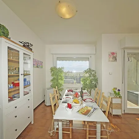 Petronella - Gardagate Apartment
