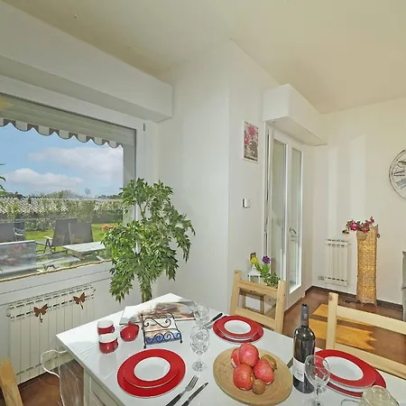 Petronella - Gardagate Apartment *